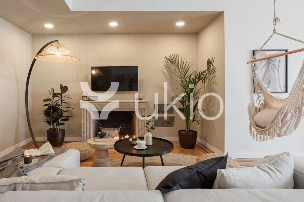 Soggiorno; camino, luce naturale, stile moderno