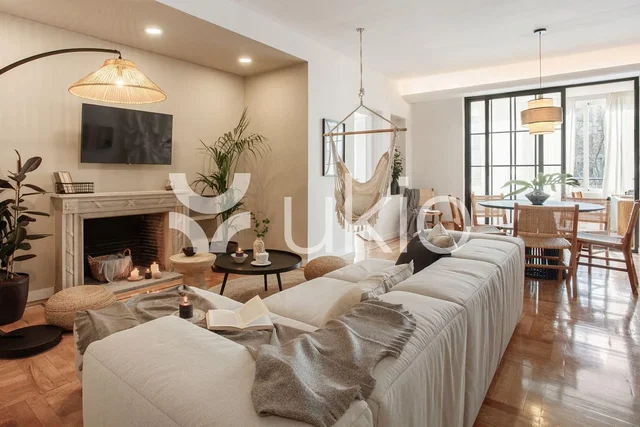 Soggiorno; camino, luce naturale, stile moderno