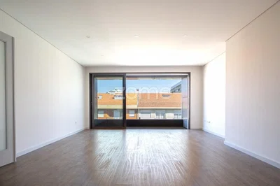 Дневна соба; поглед, дрвени под, природно светло, реновиран