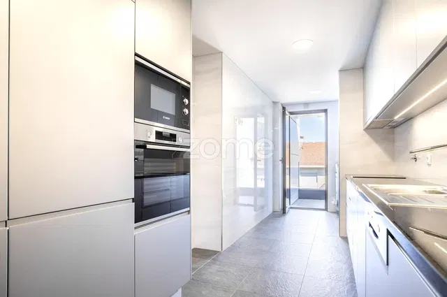 Cuisine; électroménager, vue, carrelage, rénové, lumière naturelle