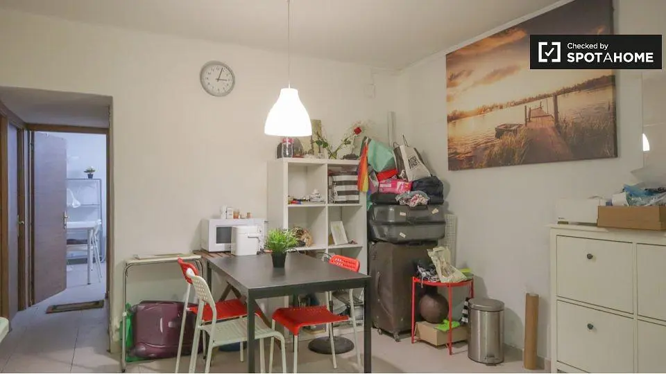 Cucina; pavimento in piastrelle, luce naturale
