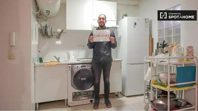 Cucina; elettrodomestici, pavimento in piastrelle