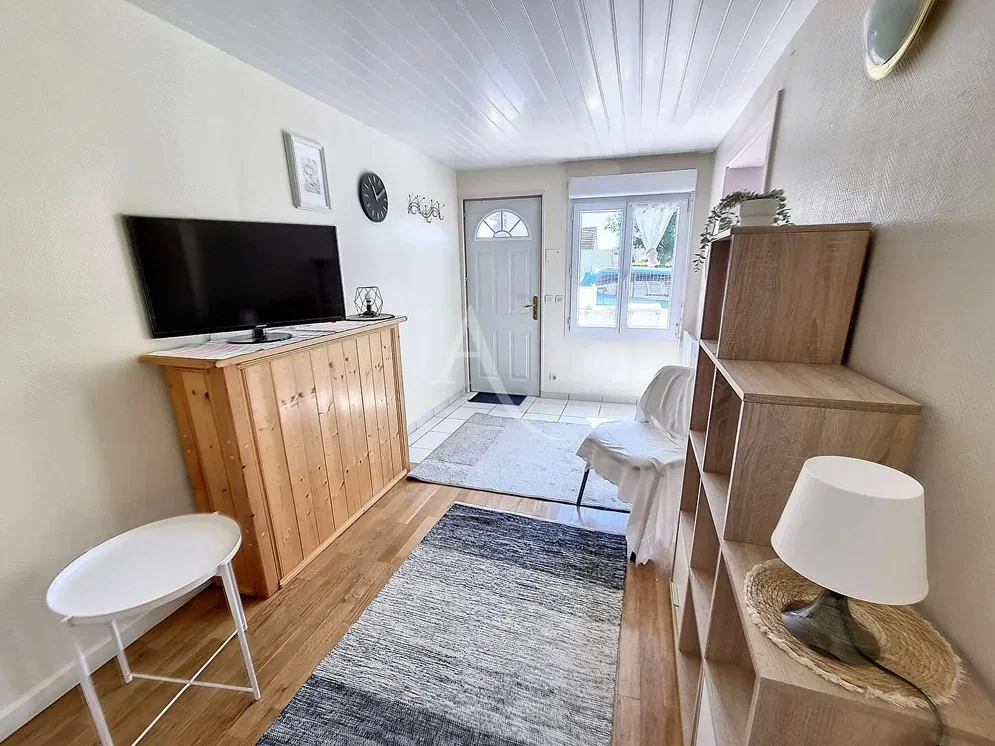 Oturma odası; doğal ışık, ahşap zemin