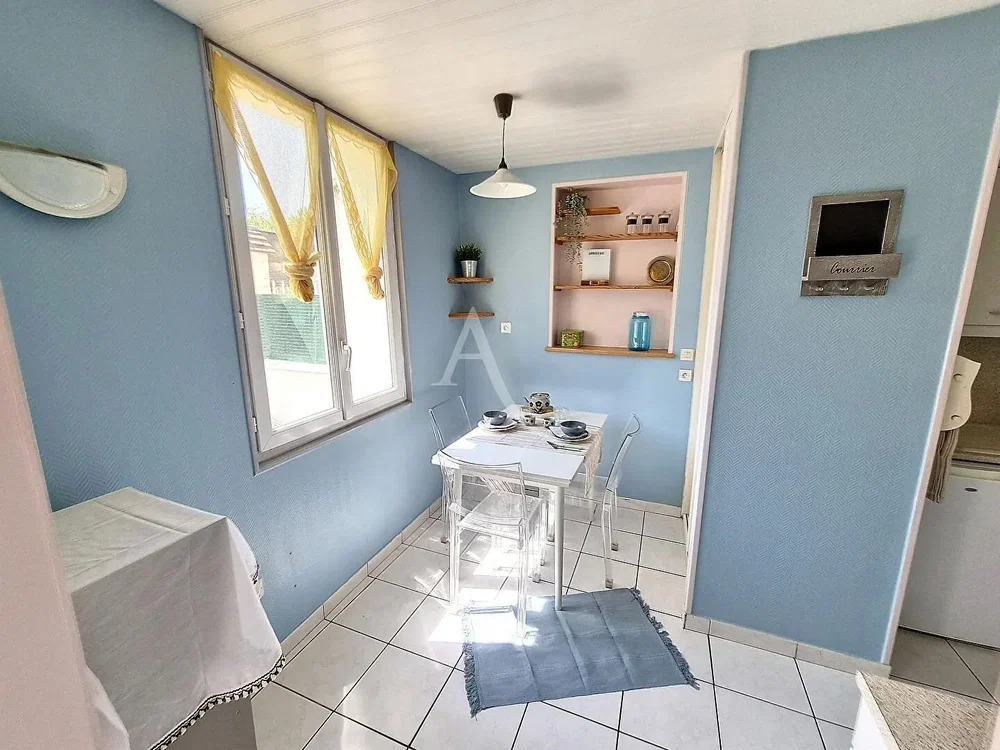 Mutfak; fayans zemin, doğal ışık, modern stil