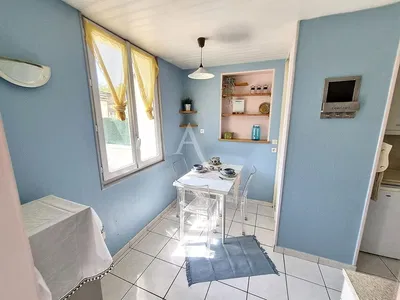 Mutfak; fayans zemin, doğal ışık, modern stil