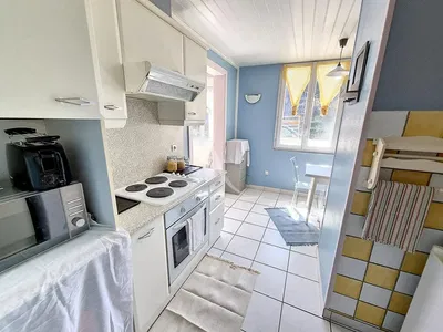 Mutfak; mutfak aletleri, fayans zemin, doğal ışık, modern stil