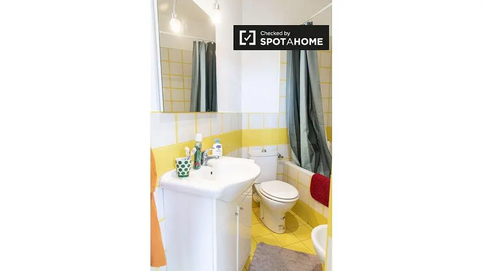 Banyo; fayans zemin, doğal ışık