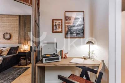 Camera da letto; stile moderno, pavimento in legno, luce naturale