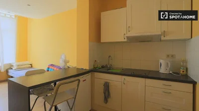 Cucina; elettrodomestici, luce naturale