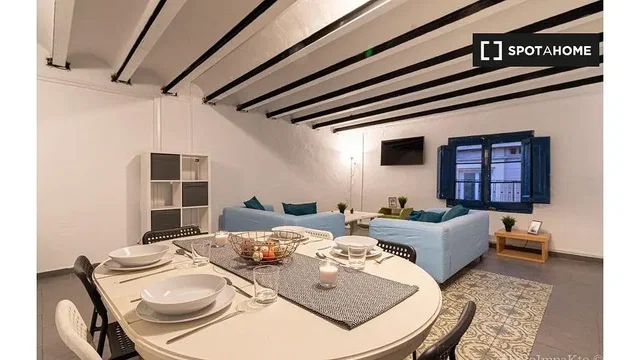 Salón; vigas de madera, luz natural, estilo moderno