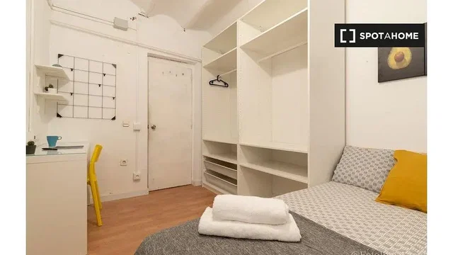 Dormitorio; suelo de madera, luz natural, estilo moderno