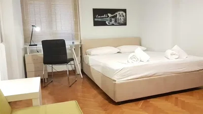 Chambre; lumière naturelle, parquet