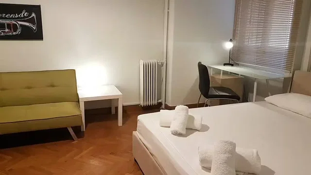Ložnice; dřevěná podlaha, přirozené světlo