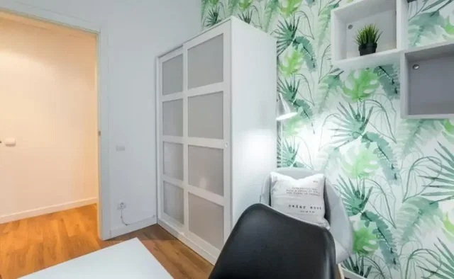 Dormitorio; suelo de madera, luz natural, estilo moderno