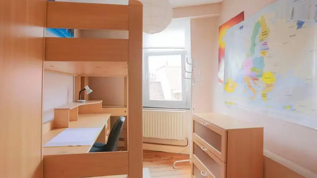 Camera dei bambini; pavimento in legno, luce naturale