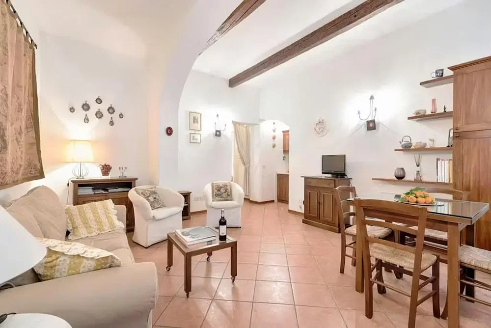 Salon; carrelage, poutres en bois, lumière naturelle, style rustique