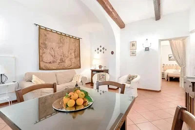 Salon; lumière naturelle, style rustique, poutres en bois