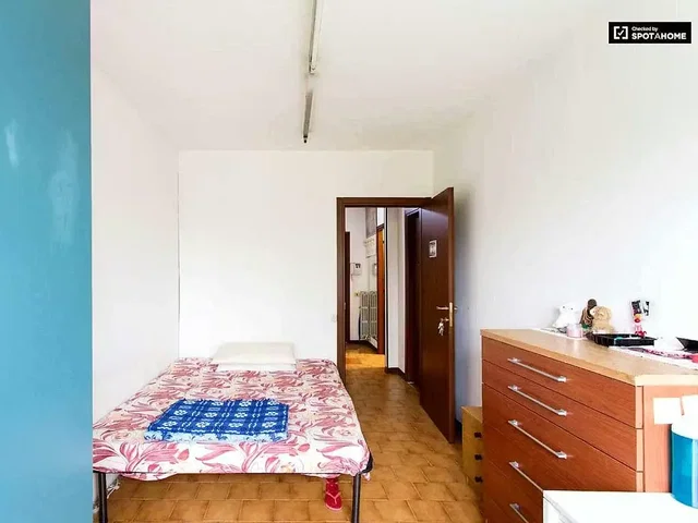 Camera da letto; luce naturale, pavimento in piastrelle