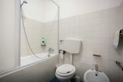 Banyo; fayans zemin, doğal ışık, tadilatlı
