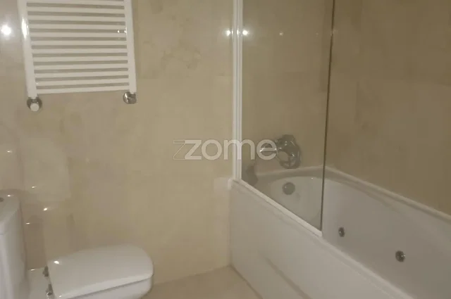 Μπάνιο; πλακάκια, ανακαινισμένο, φυσικό φως