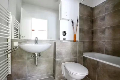 Bagno; pavimento in piastrelle, luce naturale, ristrutturato
