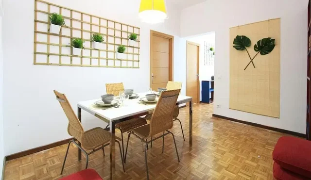 Sala da pranzo; luce naturale, stile moderno