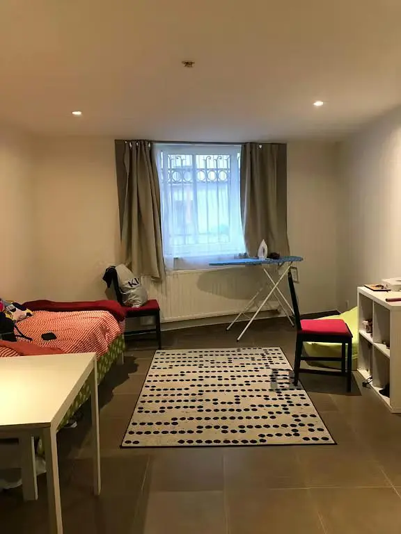 Schlafzimmer; tageslicht, holzboden