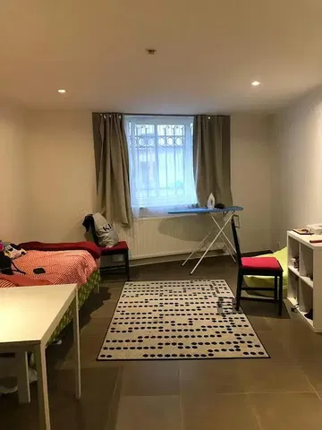 Camera da letto; luce naturale, pavimento in legno