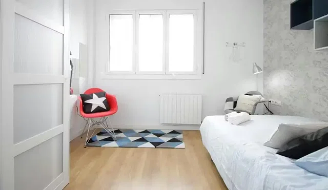 Dormitorio; luz natural, suelo de madera, estilo moderno