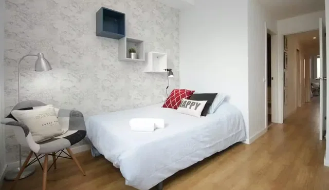 Dormitorio; luz natural, suelo de madera, estilo moderno