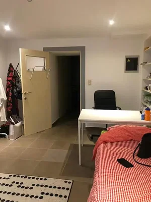 Schlafzimmer; fliesenboden, tageslicht