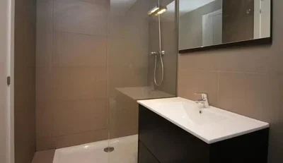 Kupaonica; pločice, prirodno svjetlo, renoviran