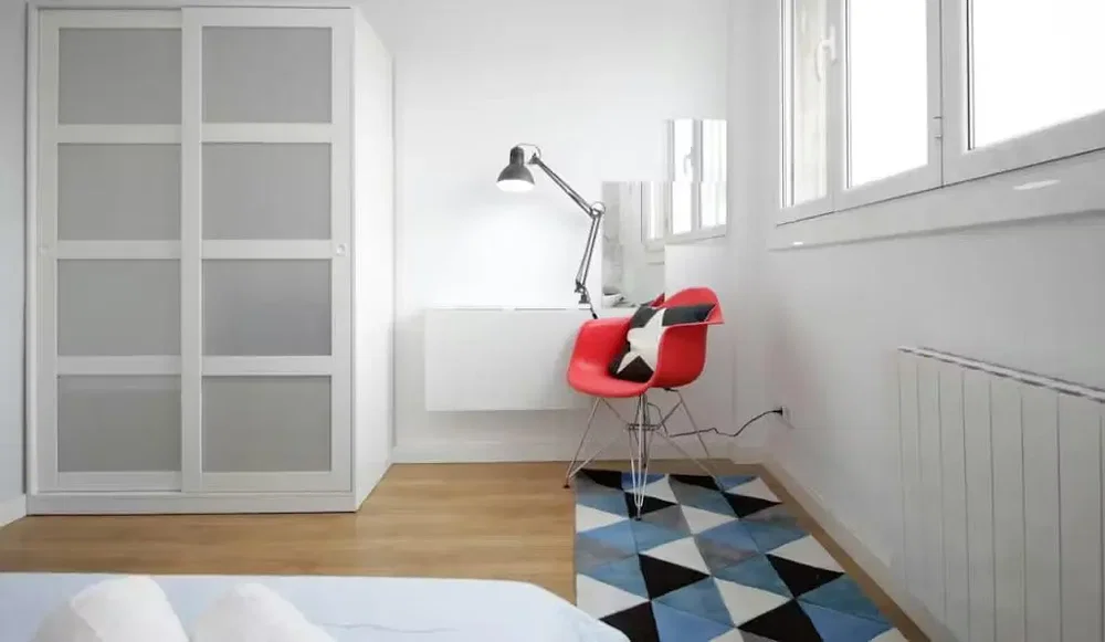 Spavaća soba; prirodno svjetlo, moderni stil