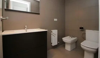 Toalet; pločice, renoviran, prirodno svjetlo