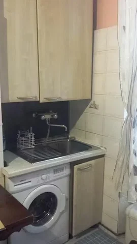 Cucina; elettrodomestici, pavimento in piastrelle