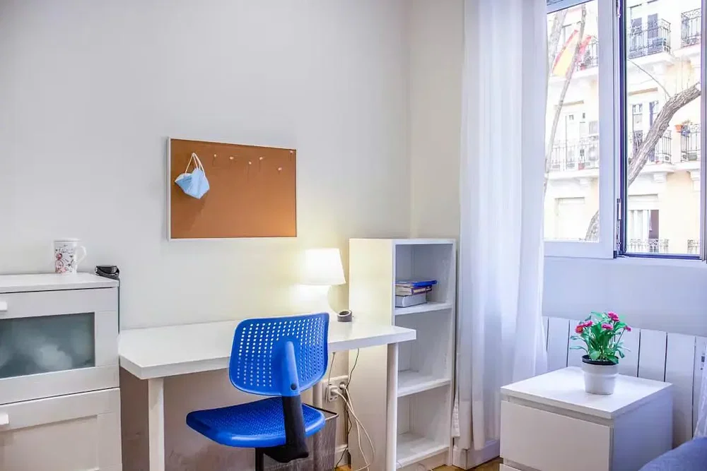 Camera da letto; luce naturale, stile moderno