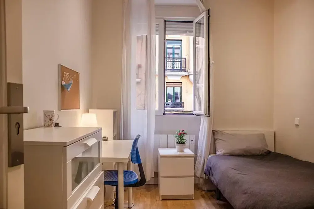 Camera da letto; luce naturale, vista