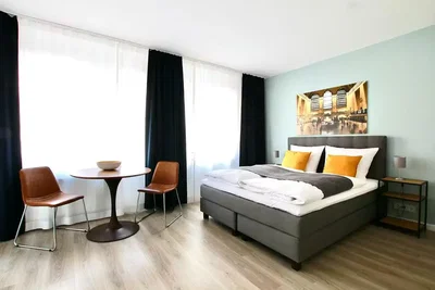 Camera da letto; luce naturale, stile moderno, pavimento in legno