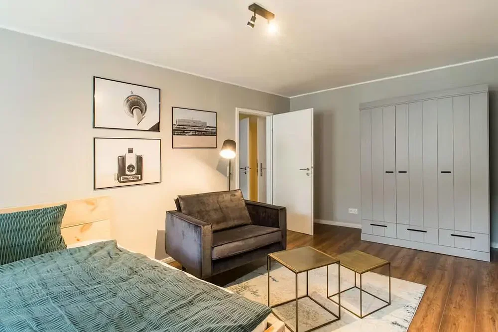 Camera da letto; pavimento in legno, luce naturale, stile moderno