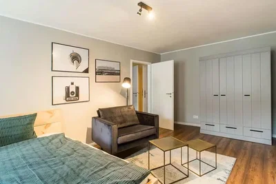 Camera da letto; pavimento in legno, luce naturale, stile moderno