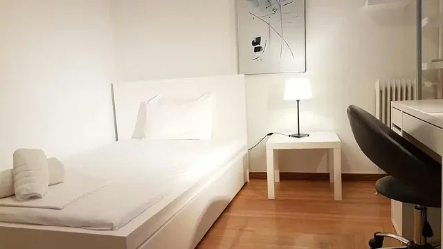 Ložnice; dřevěná podlaha, přirozené světlo, moderní styl