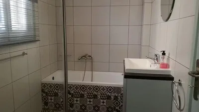 Koupelna; dlažba, přirozené světlo