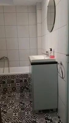 Koupelna; dlažba, přirozené světlo