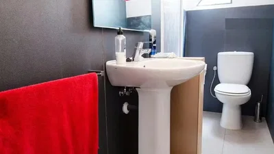 Toaleta; dlažba, přirozené světlo