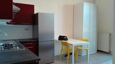 Cucina; elettrodomestici, pavimento in piastrelle