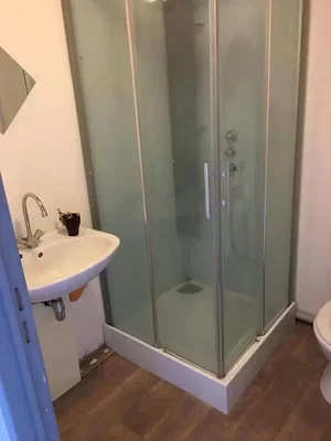 Bagno; pavimento in piastrelle, luce naturale, necessita ristrutturazione