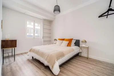 Schlafzimmer; holzboden, tageslicht, moderner stil