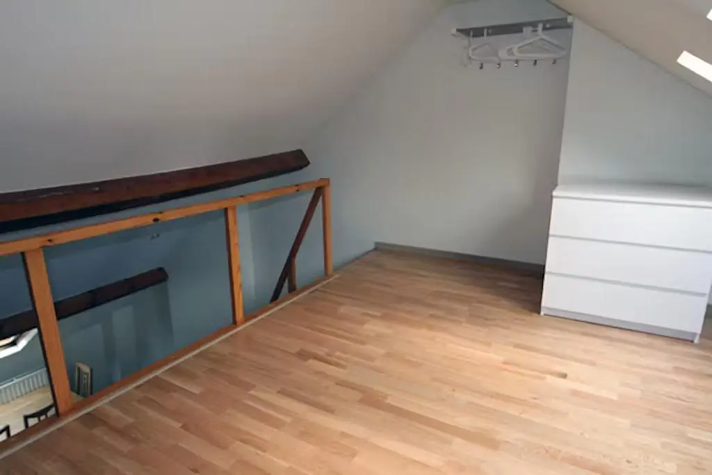 Camera dei bambini; pavimento in legno, luce naturale
