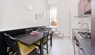 مطبخ; أجهزة المطبخ, أرضية من البلاط, ضوء طبيعي, أسلوب عصري