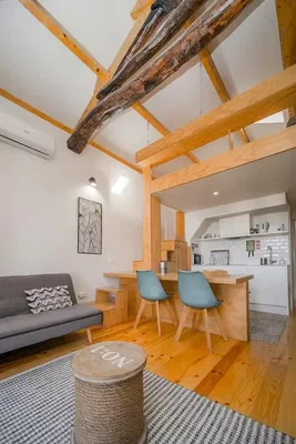 Salon; poutres en bois, lumière naturelle